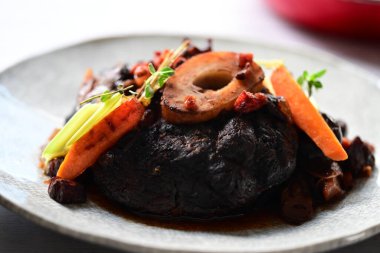 Sebzeli biftek ve sos.