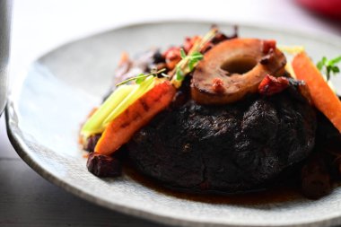 Patatesli biftek ve tabakta mantar.