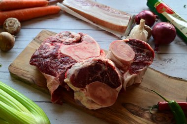 çiğ et, ahşap kesme tahtasında pirzola.