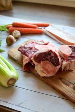 Kesme tahtasında çiğ biftek.