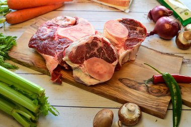 Kesme tahtasında taze et, pişirme konsepti