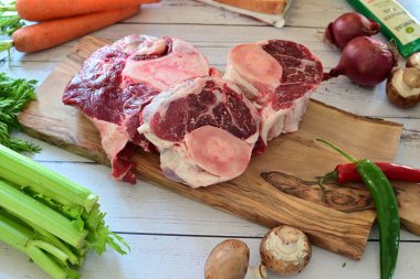 Tahtada taze et ve sebze var.