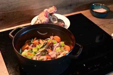 Kızartma tavasında et ve sebze pişirmek..