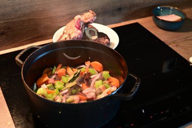 sebzeli et ve fırında baharat pişirmek..