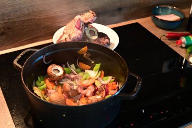 Mutfakta yemek pişirmek. Bir adam ocakta pişiyor. Kızartma tavasında pişirmek.