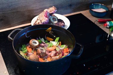 Lezzetli Asya yemeklerinin yakın görüntüsü