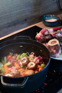 Siyah bir tavada lezzetli bir yemeğin yakın çekimi.