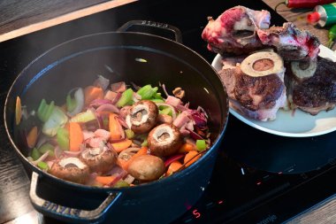 Sebzeli biftek ve domuz eti.