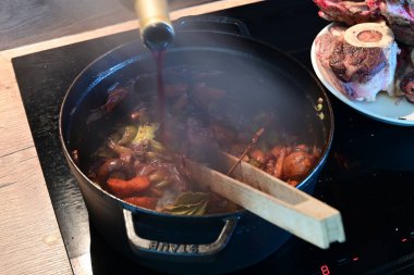 Kızartma tavasında sıcak bir tencereyle et pişirmek