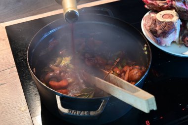 Tavada patatesli et pişirmek.