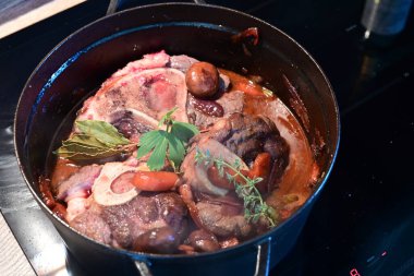 Baharatlı ve otlu sığır eti güveci