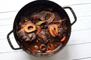 Tavada sebzeli biftek güveci. sağlıklı yiyecekler