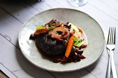 Zengin sos ve yavaş pişirilen malzemeler, ev yapımı gurme yemekleri veya sonbahar ve kış tariflerini sergilemek için ideal geleneksel bir konforlu gıda yemeğinin altını çiziyor..