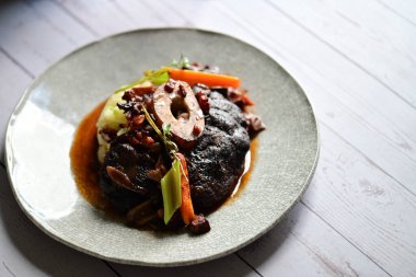 Zengin sos ve yavaş pişirilen malzemeler, ev yapımı gurme yemekleri veya sonbahar ve kış tariflerini sergilemek için ideal geleneksel bir konforlu gıda yemeğinin altını çiziyor..