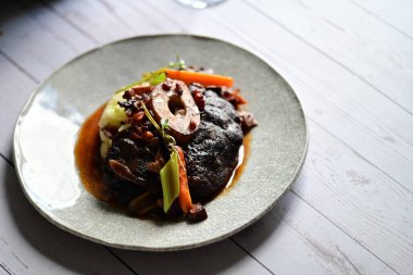 Zengin sos ve yavaş pişirilen malzemeler, ev yapımı gurme yemekleri veya sonbahar ve kış tariflerini sergilemek için ideal geleneksel bir konforlu gıda yemeğinin altını çiziyor..