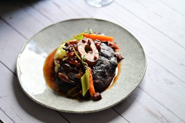 Zengin sos ve yavaş pişirilen malzemeler, ev yapımı gurme yemekleri veya sonbahar ve kış tariflerini sergilemek için ideal geleneksel bir konforlu gıda yemeğinin altını çiziyor..