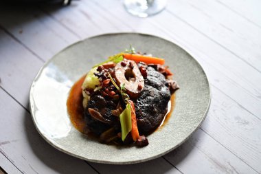 Zengin sos ve yavaş pişirilen malzemeler, ev yapımı gurme yemekleri veya sonbahar ve kış tariflerini sergilemek için ideal geleneksel bir konforlu gıda yemeğinin altını çiziyor..