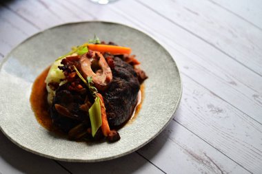 Zengin sos ve yavaş pişirilen malzemeler, ev yapımı gurme yemekleri veya sonbahar ve kış tariflerini sergilemek için ideal geleneksel bir konforlu gıda yemeğinin altını çiziyor..