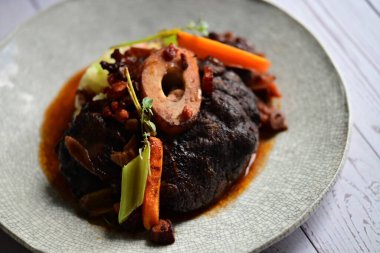 Zengin sos ve yavaş pişirilen malzemeler, ev yapımı gurme yemekleri veya sonbahar ve kış tariflerini sergilemek için ideal geleneksel bir konforlu gıda yemeğinin altını çiziyor..