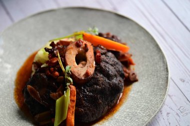 Zengin sos ve yavaş pişirilen malzemeler, ev yapımı gurme yemekleri veya sonbahar ve kış tariflerini sergilemek için ideal geleneksel bir konforlu gıda yemeğinin altını çiziyor..