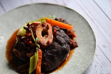 Zengin sos ve yavaş pişirilen malzemeler, ev yapımı gurme yemekleri veya sonbahar ve kış tariflerini sergilemek için ideal geleneksel bir konforlu gıda yemeğinin altını çiziyor..