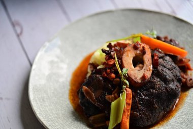 Zengin sos ve yavaş pişirilen malzemeler, ev yapımı gurme yemekleri veya sonbahar ve kış tariflerini sergilemek için ideal geleneksel bir konforlu gıda yemeğinin altını çiziyor..