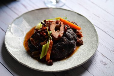 Zengin sos ve yavaş pişirilen malzemeler, ev yapımı gurme yemekleri veya sonbahar ve kış tariflerini sergilemek için ideal geleneksel bir konforlu gıda yemeğinin altını çiziyor..