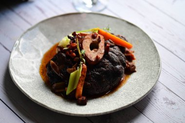 Zengin sos ve yavaş pişirilen malzemeler, ev yapımı gurme yemekleri veya sonbahar ve kış tariflerini sergilemek için ideal geleneksel bir konforlu gıda yemeğinin altını çiziyor..