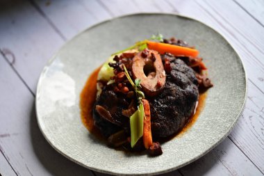 Zengin sos ve yavaş pişirilen malzemeler, ev yapımı gurme yemekleri veya sonbahar ve kış tariflerini sergilemek için ideal geleneksel bir konforlu gıda yemeğinin altını çiziyor..