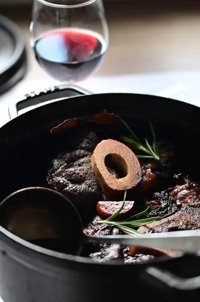 Tavada lezzetli biftek.