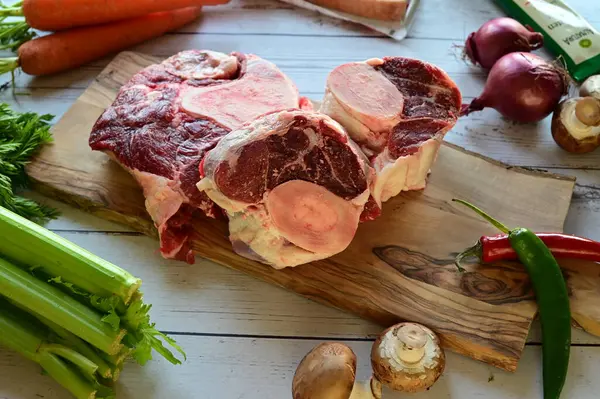 Tahtada baharatlı ve sebzeli çiğ biftek.