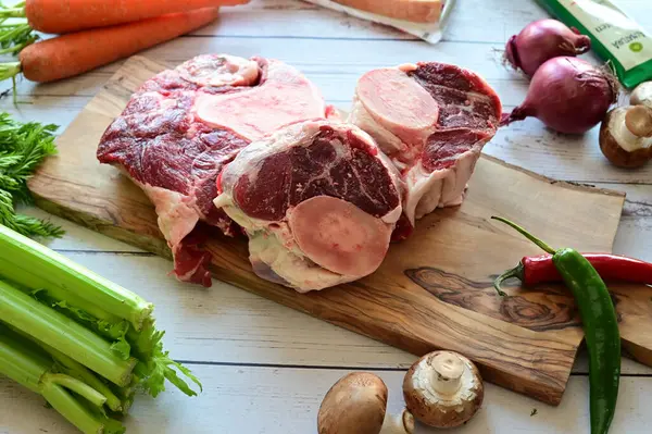 Taze çiğ et baharatlar ile