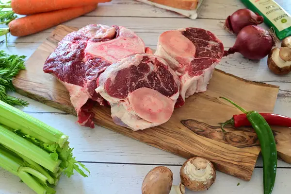 Tahtada taze et ve sebze var.