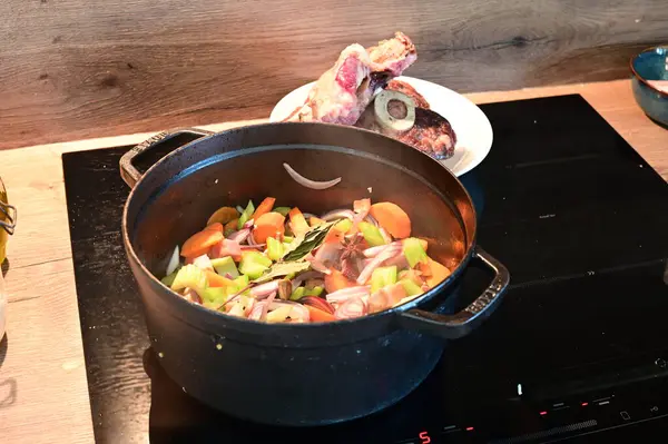 Lezzetli bir yiyeceğe yakın.