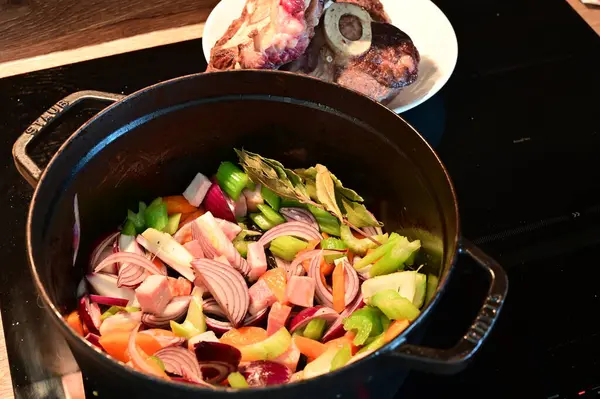 Taze sebze ve et fırında.