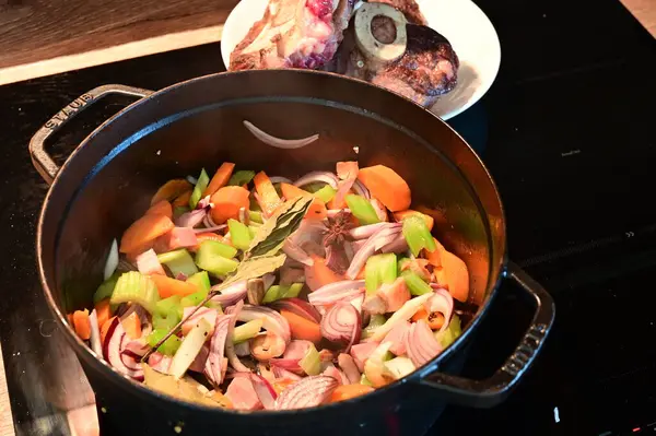 Taze sebze ve baharat pişirmek.