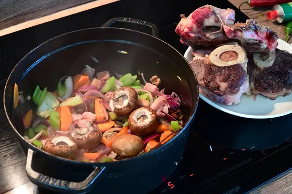 Bifteği tavada pişirin.