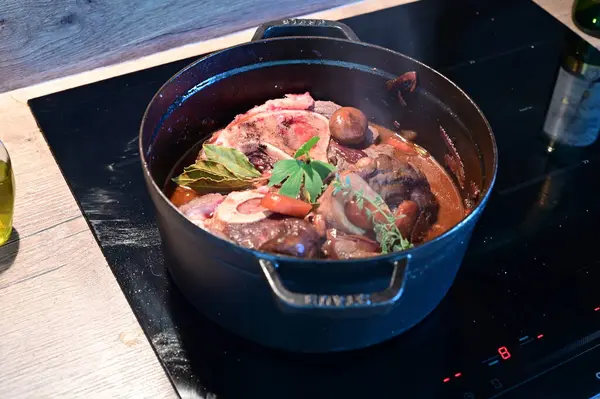 Tavada pişmiş leziz et yakın çekim