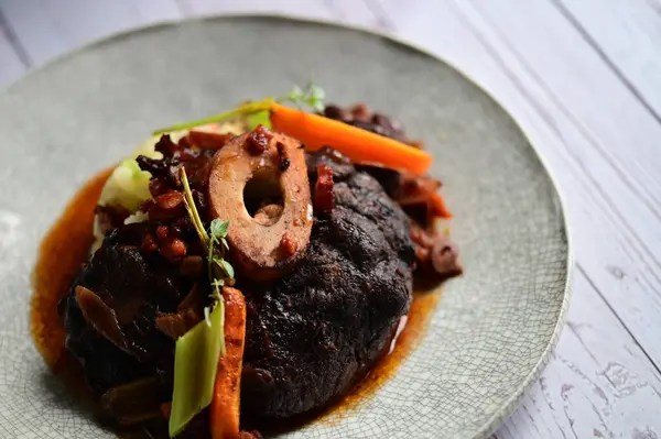 Zengin sos ve yavaş pişirilen malzemeler, ev yapımı gurme yemekleri veya sonbahar ve kış tariflerini sergilemek için ideal geleneksel bir konforlu gıda yemeğinin altını çiziyor..