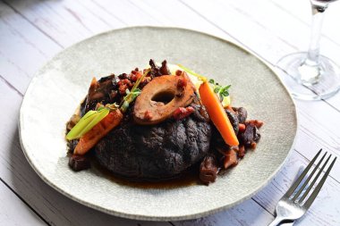 Zengin sos ve yavaş pişirilen malzemeler, ev yapımı gurme yemekleri veya sonbahar ve kış tariflerini sergilemek için ideal geleneksel bir konforlu gıda yemeğinin altını çiziyor..