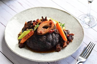 Zengin sos ve yavaş pişirilen malzemeler, ev yapımı gurme yemekleri veya sonbahar ve kış tariflerini sergilemek için ideal geleneksel bir konforlu gıda yemeğinin altını çiziyor..