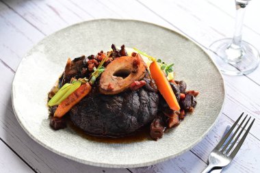 Zengin sos ve yavaş pişirilen malzemeler, ev yapımı gurme yemekleri veya sonbahar ve kış tariflerini sergilemek için ideal geleneksel bir konforlu gıda yemeğinin altını çiziyor..