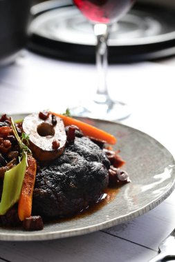 Zengin sos ve yavaş pişirilen malzemeler, ev yapımı gurme yemekleri veya sonbahar ve kış tariflerini sergilemek için ideal geleneksel bir konforlu gıda yemeğinin altını çiziyor..