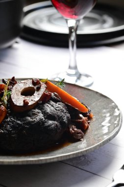 Zengin sos ve yavaş pişirilen malzemeler, ev yapımı gurme yemekleri veya sonbahar ve kış tariflerini sergilemek için ideal geleneksel bir konforlu gıda yemeğinin altını çiziyor..