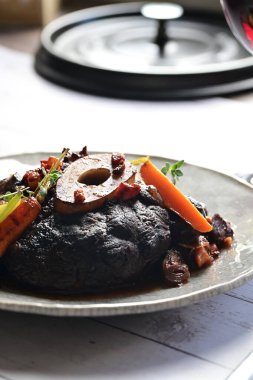 Sebzeli biftek ve sos.