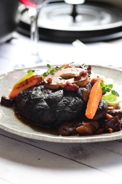 Beyaz arka planda sebzeli biftek ve mantar.