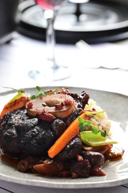 Sebzeli biftek ve tabakta otlar.