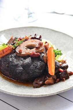 Mantarlı biftek ve tabakta sebze.