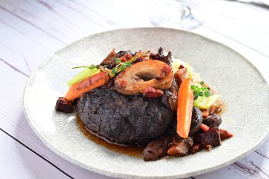 Mantarlı ve sebzeli biftek..