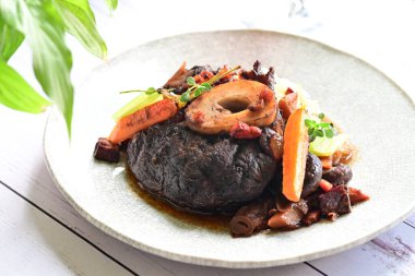 Sebze ve soslu kızarmış biftek.